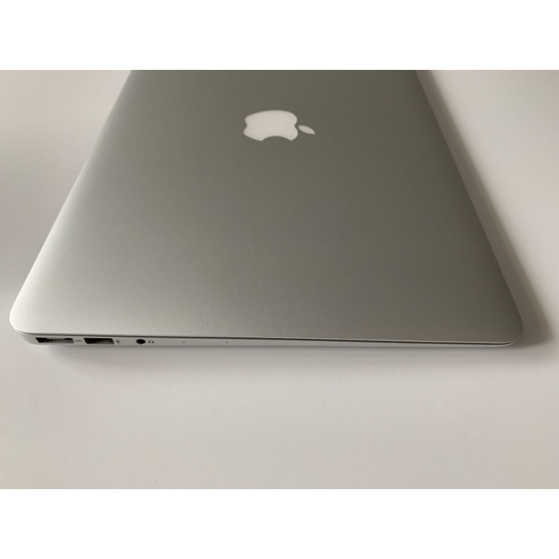 Ноутбук Apple Macbook Air A1466 (Early 2015) / 13.3"/ TN / HD+ 1440*900 / Intel Core i5 / DDR3 8Gb 1600 MHz / SSD 128Gb / Intel HD Graphics / Полный комплект